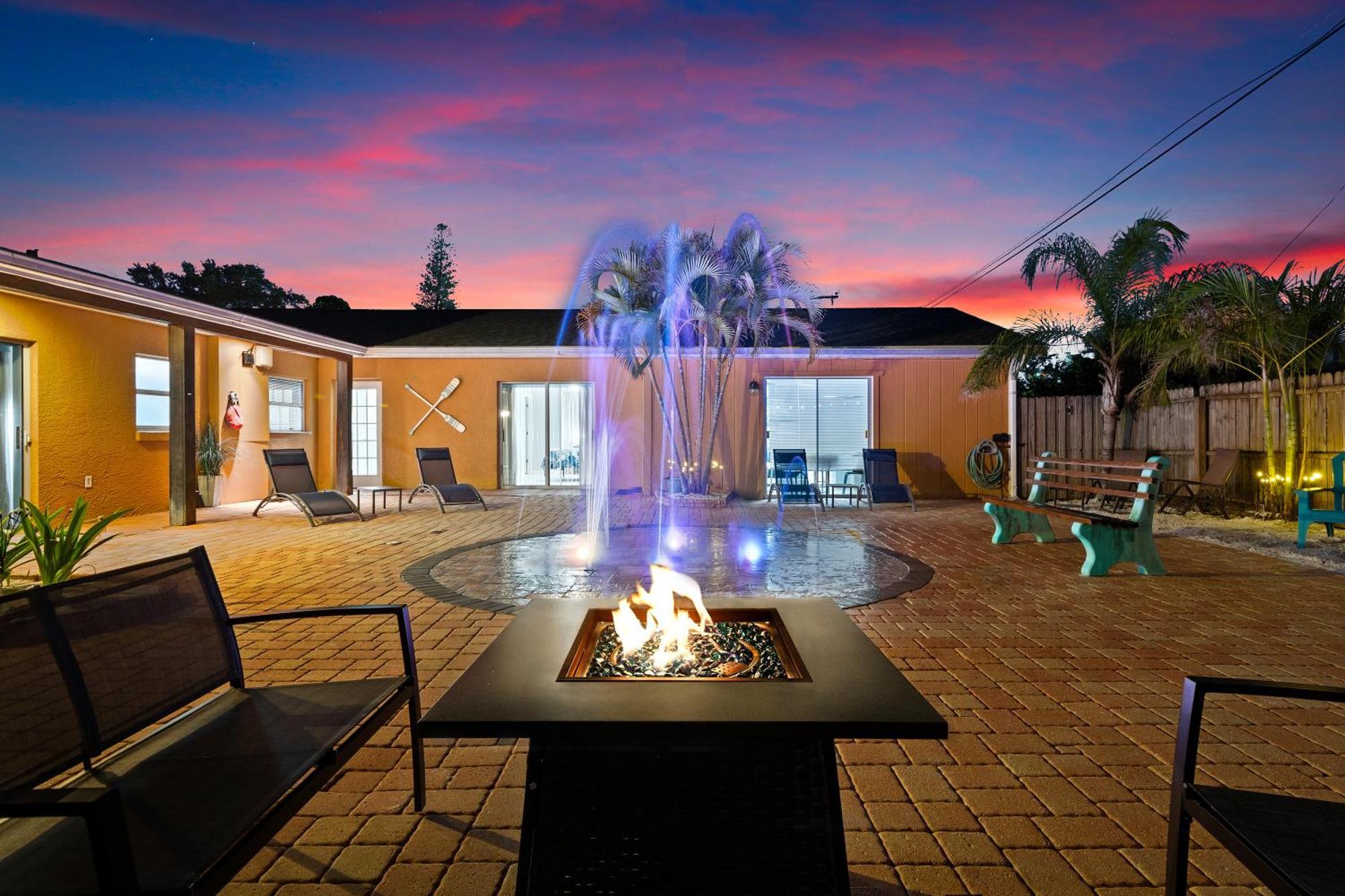 Coastal Villa W Amazing Courtyard - Splash Pad! サラソータ エクステリア 写真