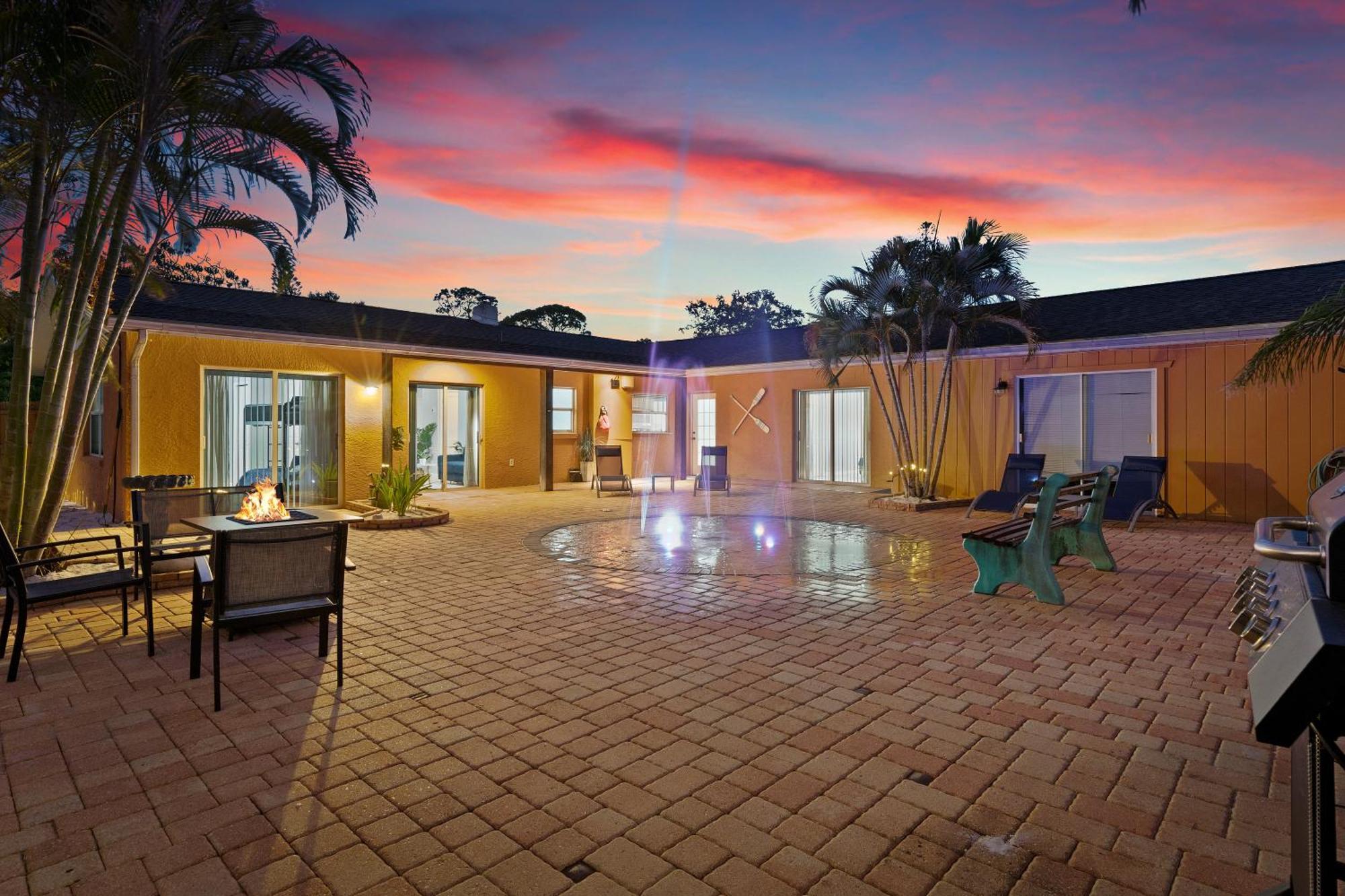Coastal Villa W Amazing Courtyard - Splash Pad! サラソータ エクステリア 写真