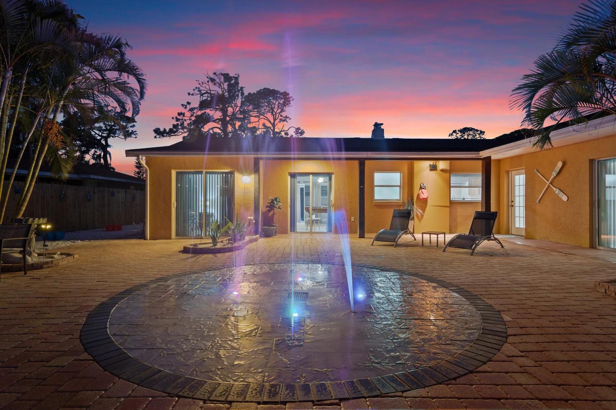 Coastal Villa W Amazing Courtyard - Splash Pad! サラソータ エクステリア 写真