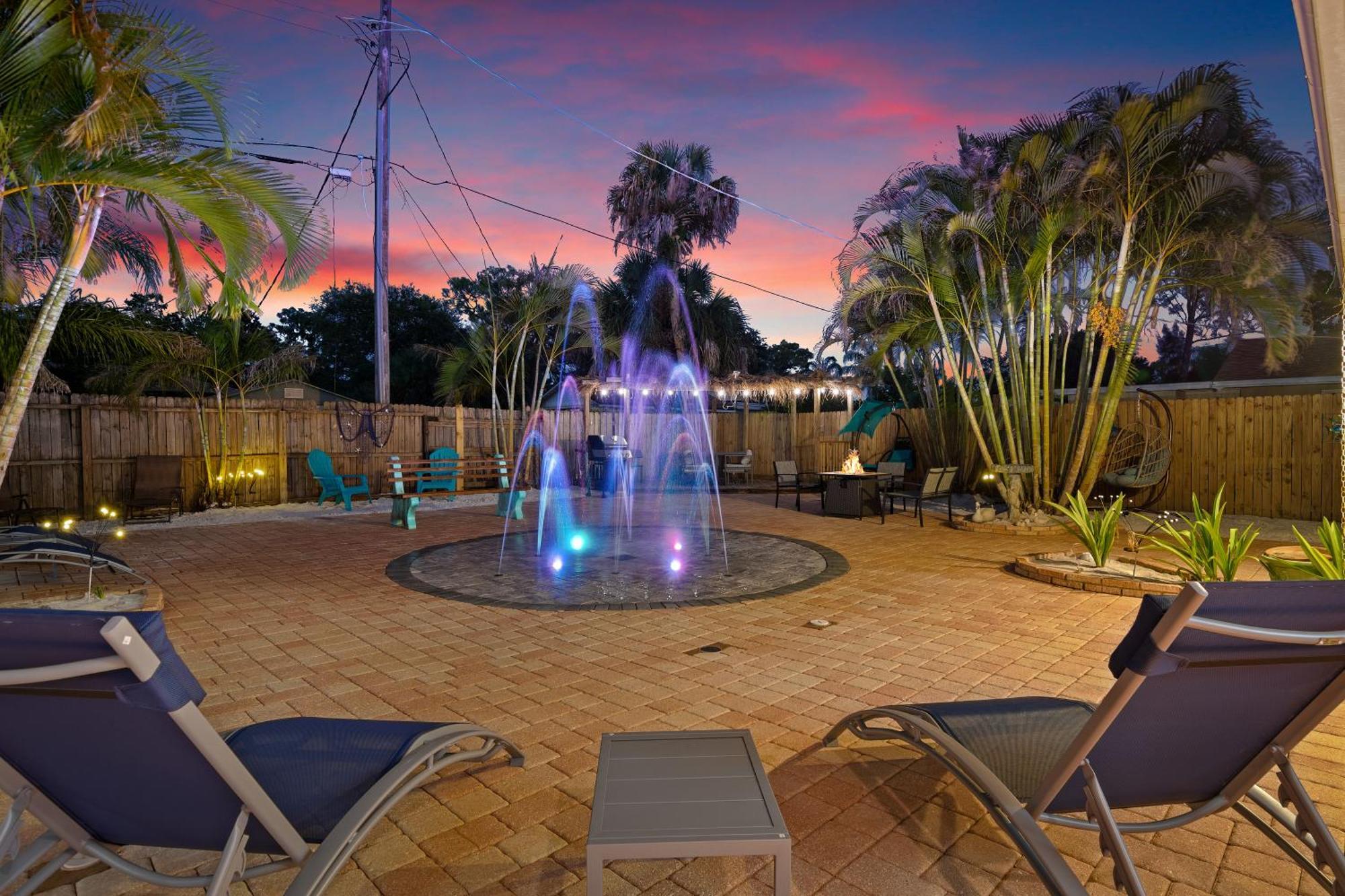 Coastal Villa W Amazing Courtyard - Splash Pad! サラソータ エクステリア 写真