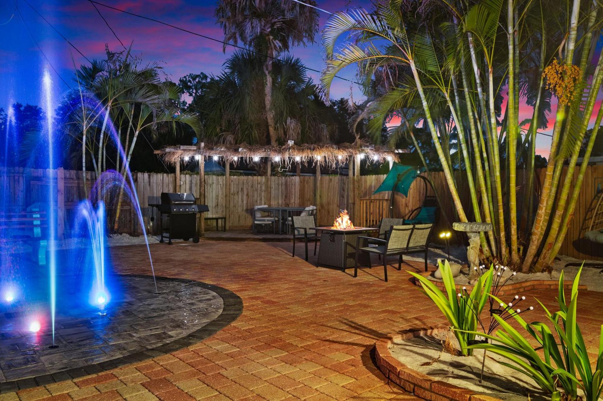 Coastal Villa W Amazing Courtyard - Splash Pad! サラソータ エクステリア 写真