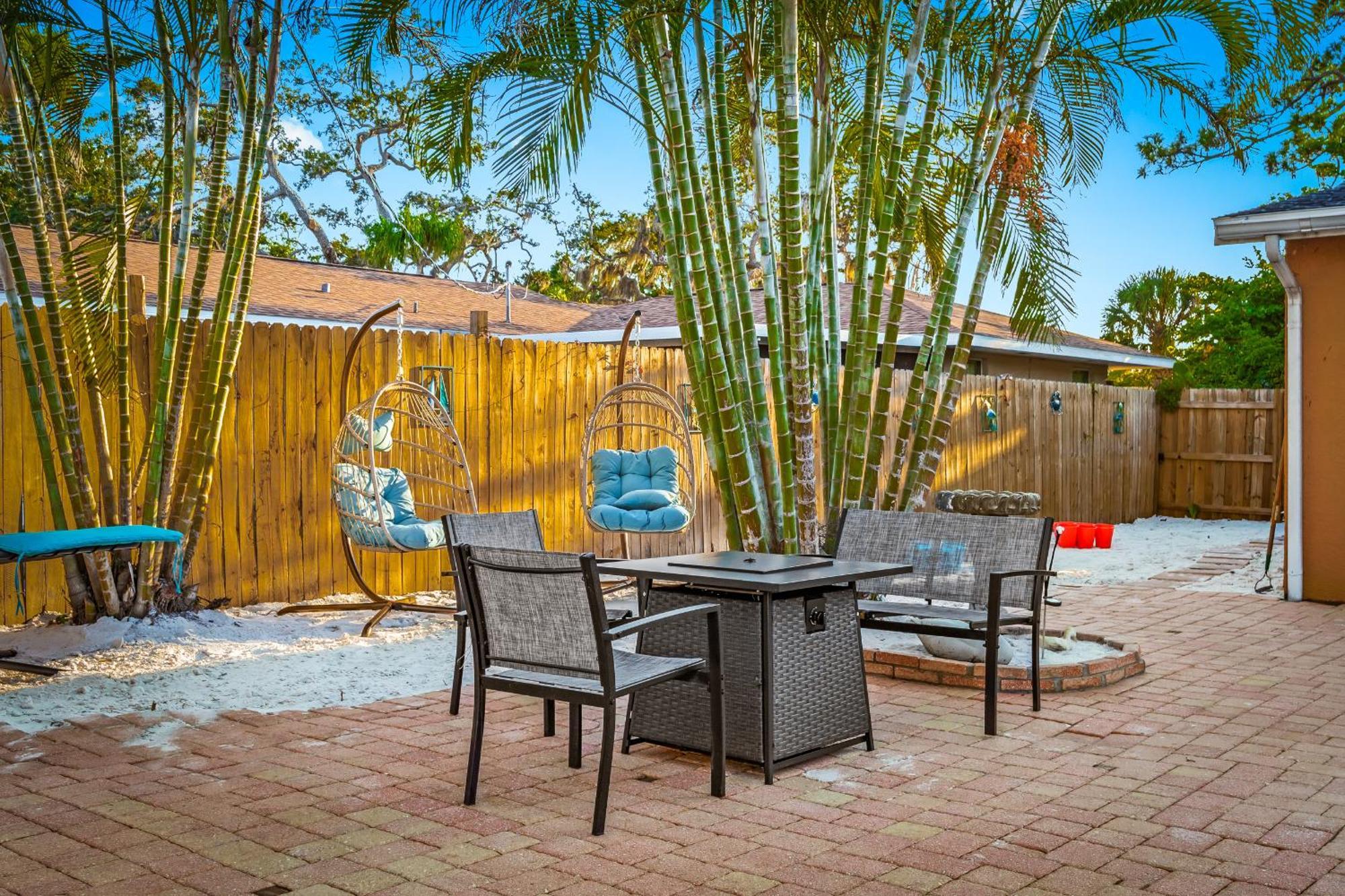 Coastal Villa W Amazing Courtyard - Splash Pad! サラソータ エクステリア 写真