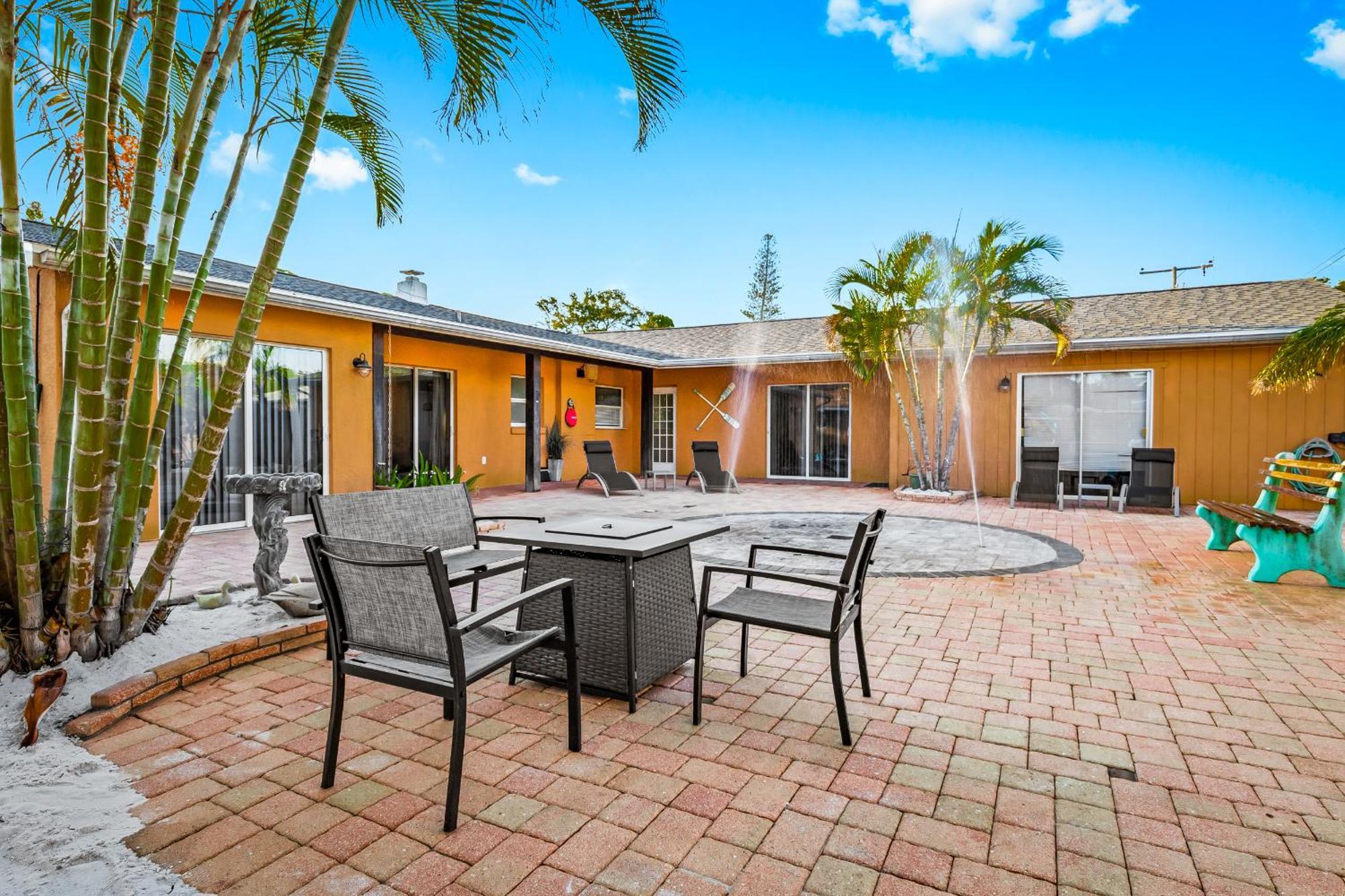 Coastal Villa W Amazing Courtyard - Splash Pad! サラソータ エクステリア 写真