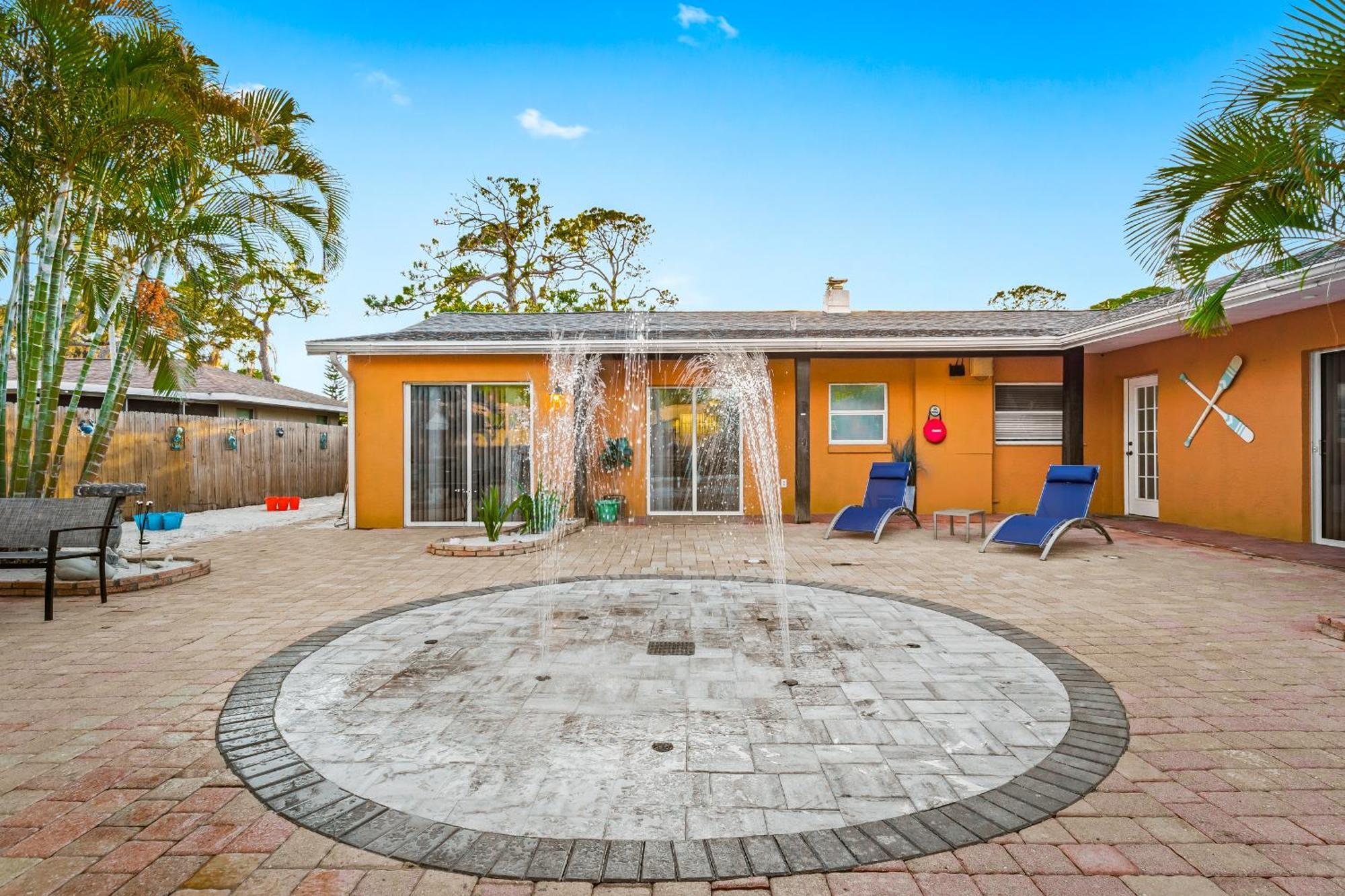 Coastal Villa W Amazing Courtyard - Splash Pad! サラソータ エクステリア 写真